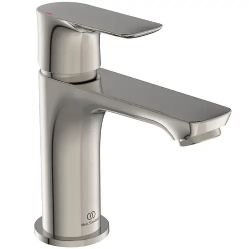 Ein moderner Wasserhahn in Silber von Ideal Standard mit einem flachen Hebel zur Temperaturregelung und einem kurzen Auslauf.